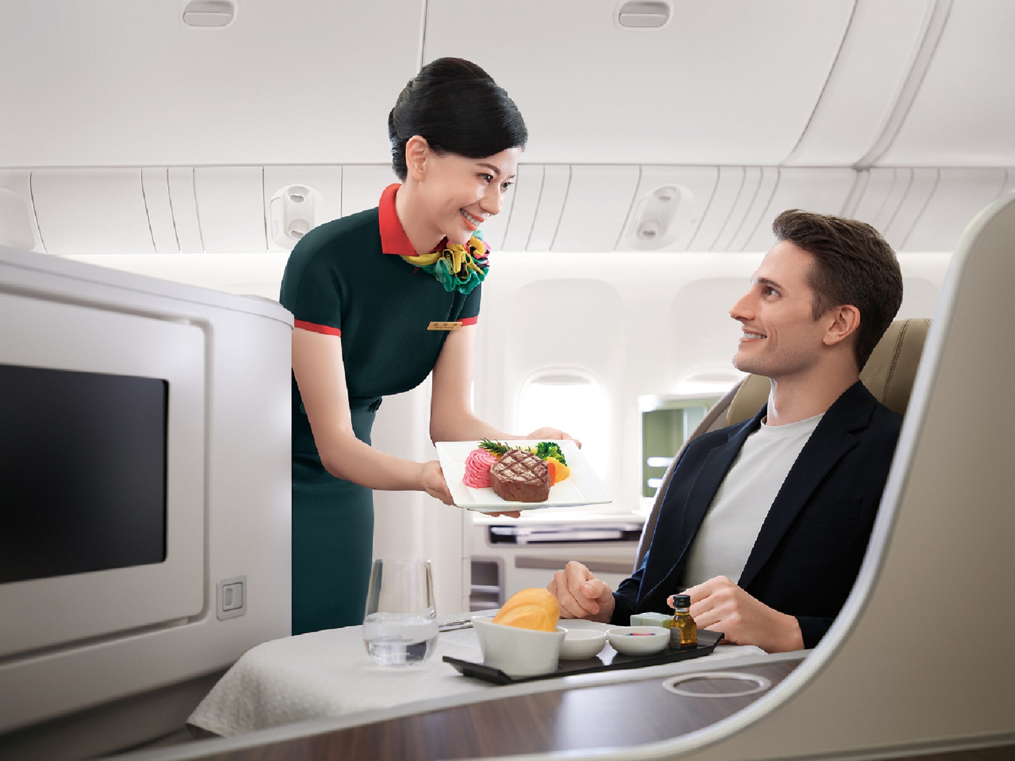 Tiếp viên của Eva Airways phục vụ hành khách. Ảnh: Eva Airways