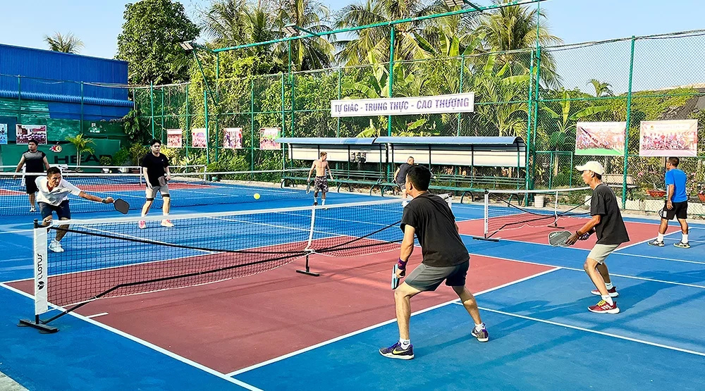 Chơi Pickleball trên sân